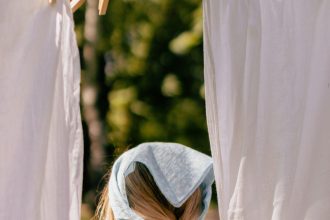 Cheveux tombant sur un sol ensoleillé pendant l'été