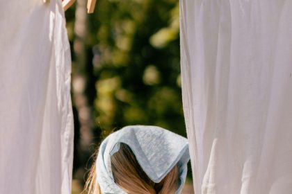 Cheveux tombant sur un sol ensoleillé pendant l'été