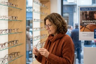 Femme examine des lunettes dans une boutique optique à NogentsurMarne